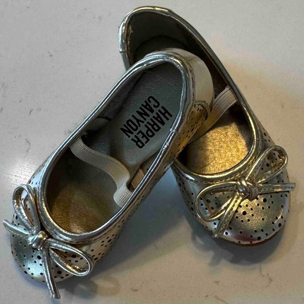 Harper Canyon Gold Mary janes with bow Size 5